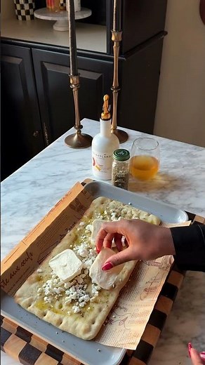 🍕 Goat Cheese & Arugula Flatbread: As a lover of flatbread pizzas, I tried this recently while on