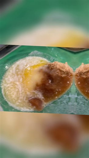 Bananas Foster Muffins 🤤 | Lisa Carter