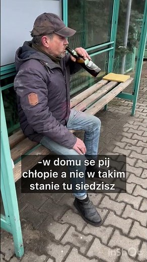 Pijak na przystanku robi gnój