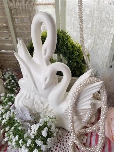 Beautiful Vintage Hull Pottery Swan Vase. These Graceful and Elegant Swans Make for a Beautiful Victorian or Cottagecore Decor Element. - Etsy