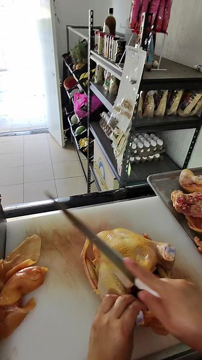 Cómo partir un pollo entero sin piel paso a paso
