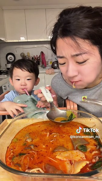 Malatang mukbang!!! 진짜 오랜만에 마라탕 먹어봤어요! 리뷰 진짜 열심히 읽어서, 깔끔한 마라탕 집에서 마라탕 시켜 먹었습니다! #마라탕 #malatang #spicyfood #마라탕먹방 #momanddaughter