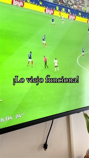 ⚠️ Importante: este truco no hace magia. Su funcionamiento depende de que en tu zona exista cobertura de Televisión Digital Abierta (TDA) y de la distancia a la antena transmisora. En este video te muestro cómo fabricar una antena casera usando aproximadamente 40 cm de cable coaxial. De un extremo se deja la ficha coaxial para conectar al televisor y, del otro, se pelan 12,5 cm del cable, se repliega la malla metálica hacia atrás, se retira la lámina de aluminio y se deja el conductor expuesto. 