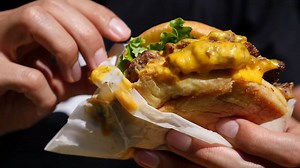 Did you know the buns at Shake Shack are specially designed to prevent "burger backslide?" Full review trying Shake Shake in NYC for the first time! Watch the full vlog: https://goo.gl/Q1QiYw #ShakeShack #StarAllianceRTW #NYCFood | Migrationology
