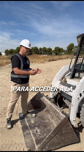 Acceso seguro a una minicargadora — paso a paso Muchos operadores se suben “como salga” y terminan golpeados, inseguros o trabajando sin control. Así es como se hace bien: ✔ La entrada y salida SIEMPRE es por la parte frontal ✔ Identifica peldaños y puntos de agarre antes de subir ✔ Mantén tres puntos de apoyo en todo momento (pies manos) ✔ Entra con estabilidad y nunca te sueltes hasta estar dentro ✔ Ponte el cinturón — la cabina es pequeña y los golpes son reales ✔ Baja barra y ahora sí, jorna