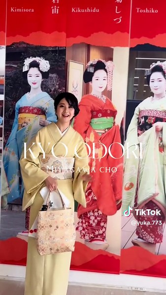 Traditional Geiko and Maiko Dance Performance in Miyagawa-cho, Kyoto
