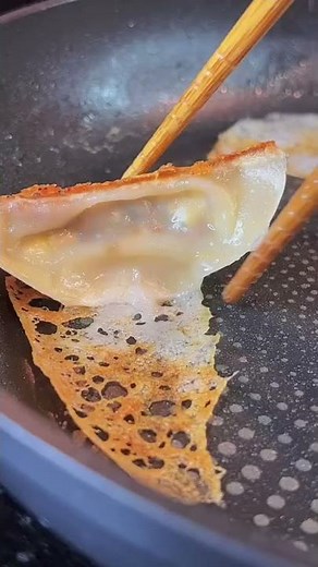 2 methods to make crispy skirts for your potstickers