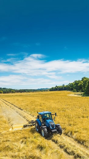 1.4K views |  Nieuw RAVEN CR7+ scherm: compact & sneller  Zelfde grootte: 7 inch, perfect geïntegreerd in jouw cabine  Zelfde prijs: geen extra kosten in vergelijking met CR7-scherm  Krachtiger ️ Hogere reactiesnelheid Behoud uw gewoontes, werk sneller! | New Holland Agriculture | Facebook