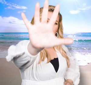 35K views · 2K reactions | High five!  It's only the beginning of a great week. #MondayMotivation #selfcarewithkelly | The Kelly Clarkson Show | Facebook