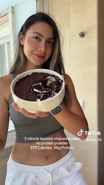 When you want a high protein, meal prep friendly layered chocolate cake that takes 3 minutes to bake and has 38 grams of protein with only 379 calories. 🙊🍩🍫 The best is, there’s no whey protein. I only used 5 grams of protein pudding mix, and even that can be skipped 🥹🫶🏻 #healthysnacks #proteindessert #proteinchocolatecake #highprotein #recipe #fitdessert