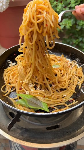 Too tired to cook but still want something delicious? This Spaghetti Aglio e Olio combo is your new weeknight hero. 🍝 Ready in under 5 minutes, no fancy chef skills needed—just boil, mix, and eat. It’s packed with real flavor (no preservatives or junk), and honestly… it tastes like you ordered from a cozy Italian café. Perfect for lazy nights, quick lunches, or impressing someone with “effortless chef” vibes. Try it once—you’ll be hooked. | Kitchen Secret