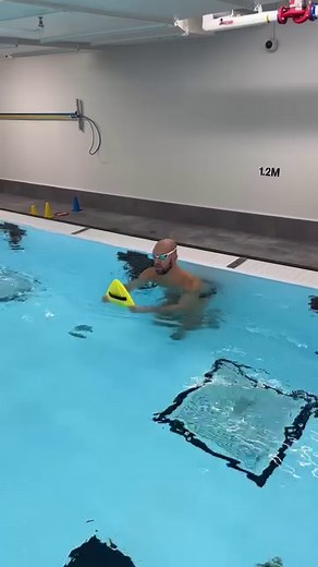 Swimmers! Want a fun and challenging way to improve your swimming? Put an alignment board on your head to: 💥 Test your alignment 💥 Improve your stability 💥 Build connection between strokes (bouyancy of board will cause it to come off easily if you slow down between pulls - great for sprinters!) **You can do this with a hand paddle too but I really like using the alignment board because the buoyancy makes it less forgiving as you need to go faster to create more top pressure to keep it in plac