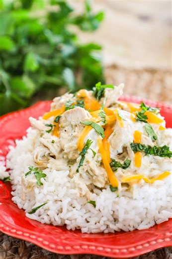 Everytime I make Crockpot Green Chile Chicken I can’t believe how easy it is and my whole family always asks for seconds! I know how busy the days can get, so get your ingredients ready for this and dinner will be waiting for you at the end of the day 🎉 You can use this tender, creamy, green chile chicken as is, or for tacos, enchiladas, burrito bowls, or on top of a salad. Let me know if you’ve used it for anything else! How to get the recipe: 1️⃣ Comment 𝐑𝐄𝐂𝐈𝐏𝐄 and I will message it to 