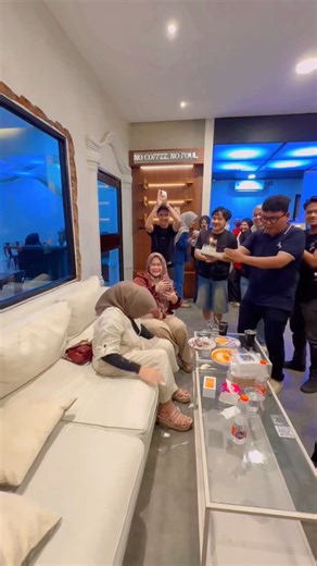 Cut wahyuni rosita on Instagram: "Gak sadar sampe bertanya siapa yang ulang tahun😅 Lupa kalok diri sendiri ulang tahun di 25 Desember 🥹 Maklum kondisi lagi tidak kondusif penuh duka dan air mata di penghujung Desember , Do’a terbaik dan berkah usia selamat iman selalu dalam lindungan Allah , dan Allah berikan kesabaran dan kesabaran untuk saudara2 yang tertimpa bencana Aminnn Allahuma Aminnn😇🤲🏻 engk masalah tahun ini tidak dirayakan Tapi tetap di rayakan oleh seluruh sodara nonmuslim Untuk