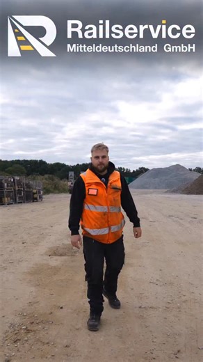 3.9K views · 210 reactions | 欄 Bist Zweiwegebaggerfahrer, dann bewerb dich jetzt類 HLK Hamburg-Berlin Los 1 #Liebherr #liebherr922rail #zweiwegebagger #bagger #gleisbau #baggerfahrer #tiefbau #strassenbau #gartenlandschaftsbau #landwirtschaft #spassamjob #fy #fypage #reels #work #excuvator #builder | Sascha Förster | Facebook