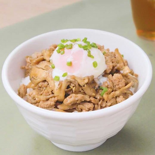 にんにくの香りで食欲アップ！ 豚ひき肉とまいたけのスタミナ丼のレシピ動画・作り方 | デリッシュキッチン