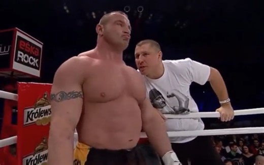 世界大力士冠军马瑞斯首战MMA，踢得对手满场逃窜，这体型真夸张