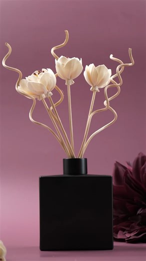 candlescience on Instagram: "Introducing Dahlia Noir! This scent is powerfully elegant and deeply sensual, capturing all the mystery of a Parisian evening. ✨ Note Profile✨ Top: Orange Blossom, Ozone, Orange Middle: Tuberose, Dahlia, Muguet Base: Patchouli, Musk, Amber"