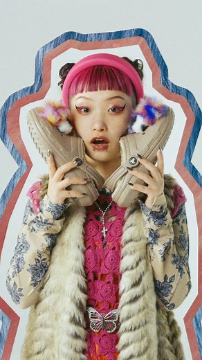 ふわふわしてて暖かくて、これからの季節にぴったりなラインドクロッグ👟💖​ シューズと合わせてモフモフのジビッツを沢山付けてみたよ🫶‍‍​ -水曜日のカンパネラ 詩羽- | Crocs