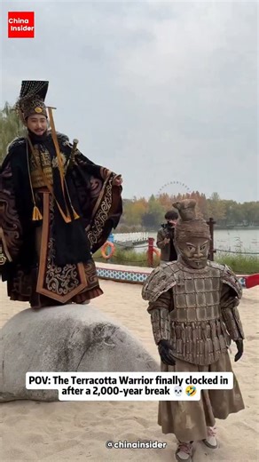 💁‍♀️ These people's creativity has officially gone off-script again — someone in Xi’an just turned a Unitree humanoid robot into a full Terracotta Warrior… and let it loose in a theme park 😂🤖🪖 Unitree, the Chinese robotics company known for its hyper-agile dog robots and new humanoid models, has become the internet’s favorite playground. People keep finding new (and absolutely unhinged) ways to use them — from dancing, to doing chores, to now… role-playing a 2,000-year-old Qin dynasty soldie