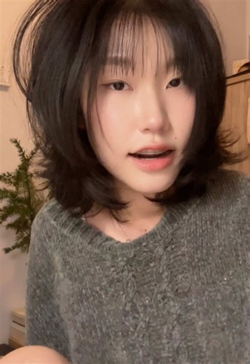 my natural hair kinda gives emo