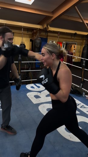 JASMIN LANE | ONLINE COACH | WOMENS GYM on Instagram: "Every week brings more strength, more progress, more determination🔋💥🚀🧨🥊 @flysportswear #fitnesslife #boxing #fyp"