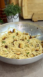 Spaghetti alla Gennaro Ingredienti per 4 persone 400 g di spaghetti 5-6 acciughe sott'olio 3 fette di pane raffermo 2 cucchiaini di origano 4-5 foglie di basilico 3 spicchi d'aglio 5-6 cucchiai di olio evo Sale q.b. | Carlo Gaiano