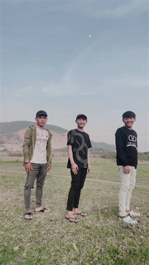 Short Video Clips with Popular Hashtags