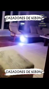 Segun una explicación científica se llama rayo globular. El rayo globular (también llamado rayo en bola) es un raro fenómeno eléctrico atmosférico que aparece durante las tormentas. ​Se manifiesta como una esfera de luz brillante que flota, se mueve erráticamente, y puede durar varios segundos antes de desaparecer o explotar. No es un meteorito quemándose, sino una forma de energía eléctrica o plasma cuya naturaleza exacta sigue siendo un misterio para la ciencia. Ustedes creen eso? | Frecuencia