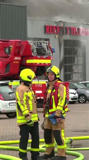 38K views · 171 reactions | In einem Werkstatt-Betrieb in der Nähe der A42 in Castrop-Rauxel hat es am Freitagmorgen eine Explosion gegeben. Offenbar gibt es mehrere Verletzte. Die Rauchsäule ist von Herne aus zu sehen. Auch dort gilt in angrenzenden Stadtteilen die Warnung, Fenster und Türen zu schließen. https://www.waz.de/lokales/article410348008/explosion-in-castrop-rauxel-offenbar-viele-verletzte.html | WAZ | Facebook