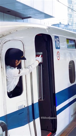 Japanese Female Conductor— Check before departure🇯🇵🚉 "車掌に感謝しょー"！安全よし！開通よし！元気よし! #japan #shinkansen #travel #fblifestyle #reels @トップファン | LIFE of JAPAN 日本の生活