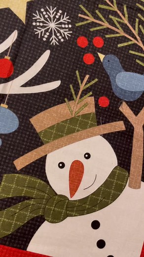 Célébrez Noël avec le tissu Holly Jolly Flannel de @bonnieallthroughthenight ! Ce grand panneau orné de deux scènes hivernales différentes vous permettra de créer facilement des cadeaux et des décorations de fêtes. Un coupon de tissu imprimé d’adorables bonhommes de neige blottis dans des moufles est idéal pour réaliser rapidement un centre de courtepointe, tandis que les flocons de neige épars et les motifs à carreaux apporteront une touche chaleureuse aux bordures et aux blocs. Ils vous donner