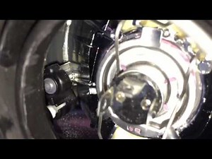 Cambiar foco de faro VW Vento/Polo - Remplazar Bombillo de faro