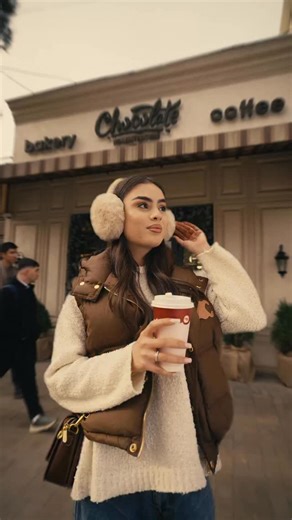 Самая Samar-qand кафе-кондитерская on Instagram: "Иногда всё начинается с простого желания. Выйти. Пройтись. Взять кофе. Chocolate — это не просто bakery & coffee. Это пауза посреди дня. Это «возьму с собой». Это «зайду на минутку — останусь подольше». Просто потому что захотелось 🤍 ~~~~~~~~~~~~~~~~~~~~~~~~~~~~~~~~~~~~~~ Ba’zan hammasi oddiy istakdan boshlanadi. Chiqib ketish. Sayr qilish. Qahva olish. Chocolate — bu shunchaki bakery & coffee emas. Bu kun o‘rtasidagi kichik tanaffus. Bu “olib k