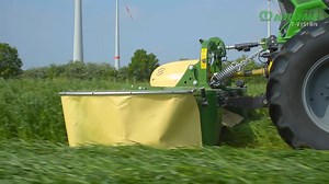 🎥 KRONE EasyCut F 🇬🇧 https://youtu.be/IFJx5i_qSoU 🇫🇷 https://youtu.be/JQUxwinqXks 🇪🇸 https://youtu.be/tTucFY0S-og 🇷🇺 https://youtu.be/KEyIK-LlSOA 🇨🇿 https://youtu.be/1qykT_Xjd80 Zehn Typen: Die EasyCut F Baureihe umfasst innovative Frontmähwerke mit Arbeitsbreiten von 2,71 m bis 3,60 m, wahlweise mit Zinken- oder Walzenaufbereiter. Speziell für Gebirgslagen gibt es besonders kompakte und leichte Frontmäher-Modelle. Die Modelle mit aktiv angetriebenen Schwadleittrommeln sorgen dafür, d