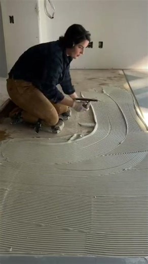 How to spread glue on the floor for installing ceramic tiles#youtubeshorts #handmade