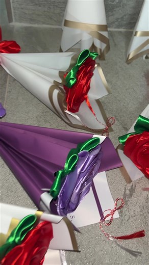 11 mini buchețele de satin pregătite pentru a aduce un strop de primăvară 🌸 Mulțumesc pentru încredere și pentru această comandă frumoasă! Este o bucurie să știu că munca mea face parte din micile voastre surprize pentru 1 Martie. 💕#videoviral #foryoupage❤️❤️❤️🌹🌹🌹 #viral_videos_tiktok #buchetpersonalizat