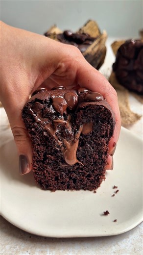 Zaineb Salman on Instagram: "(Fr📌)These Molten Chocolate Fudge Muffins Recipe is exactly what you need for a weekend bake. The centre is rich, fudgy, gooey that just melts in your mouth. I made it using the products from @thecocoacircle . A brand with not just quality but with purpose too! AD Ingredients • 2 large eggs, room temperature • 67 g white sugar (⅓ cup) • 67 g brown sugar (⅓ cup) • 1 tsp vanilla extract • 167 g Greek yogurt (¾ cup), room temperature • 50 g neutral oil (¼ cup) • 75 g d