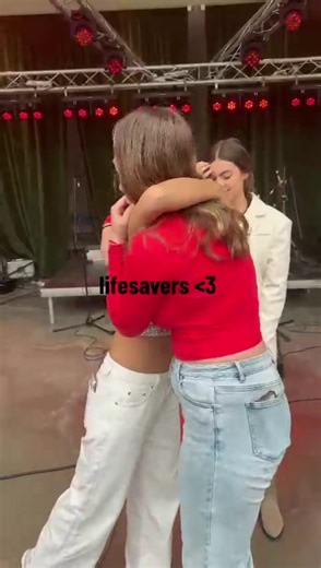 liefste meiden ❤️ @UNITY @naomitraa @Demi van den Bos @maudnoordam @𝙅𝘼𝙔𝘿𝘼 #unitygirlband #lifesavers #alltogetherfestival #hug #naomitraa #demivandenbos #maudnoordam #jaydamds #fyp #champagnecoast