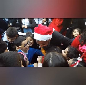 المجد لله "ليلة الميلاد ينبت الحب" قرّب عيد الميلاد والولاد ناطرين الهدية والمبلغ يللي نحنا بحاجة إلو هوي:55000$ وتأمن لغاية اليوم ٤ كانون الأول مبلغ 6633$ وهوي رح يتوزع على الشكل التالي : قسيمة شرائية لكل ولد بقيمة 30 $ (حذاء وتياب جداد ) وهدفنا نأمن قسايم لحوالي ١٠٠٠ ولد والتكلفة (30×1000= 30000$) ولكل عيلة حصة غذائية قيمة الحصة 50$ والكلفة ل500 عيلة (500×50$= 25000$) ولتكمل فرحة العيد كيس friandises (شيبس ،شوكولا،كيك ، عصير و.....) _مناشد أصحاب الايادي البيضاء ببلسمة جراح إخوتن بالإنسانية . إ