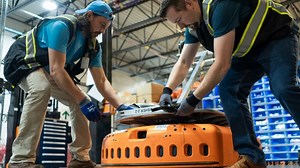 Amazon eröffnet umgebautes Logistikzentrum in Bayern mit Roboterbetrieb