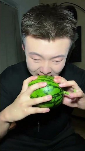 My roommate bought me a box of watermelon. Although I was touched, I still can’t forget my ex-gi