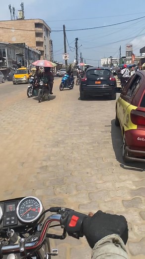 La Machine du développement de Douala a encore mis fin au calvaire des habitants de Douala. Admirez le travail . Bientôt il n'aura plus de nids de poules à Douala | Papa Cameroun