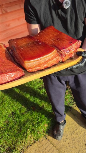 Astazi va prezentam un muschi si un kaizer abia scoase din afumatoare. Culoarea acestora este aprinsa fiind fierbinti. Kaizerul si muschiul au fost tinute la sare si condimente timp de 12 zile apoi afumate 6-8 ore la fum cald cu lemn de fag pentru gust si cires pentru culoarea aprinsa. Sa avem pofta! #traditiiromanesti #traditional #afumaturi #romaniinuk #romaniinlondra