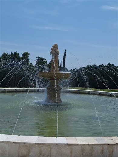 VISITANDO JARDINES DE MEXICO... Los Jardines de México, ubicados en Jojutla Morelos, son un conjunto de 51 hectáreas sembradas que incluyen ocho jardines espectaculares de contemplación, en donde se exhiben más de 193 millones de flores, lo cual los convierte en los jardines más grandes del mundo, fueron inaugurados en el 2014 y representan una experiencia única en Latinoamérica. Estos jardines son un homenaje a la belleza natural y a la cultura botánica, es un referente turístico para nuestro p