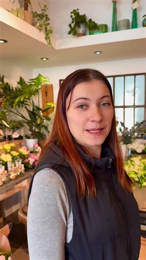 Inflorescence on Instagram: "🌹✨ Deux styles. Deux émotions. Une seule question… lequel fera chavirer son cœur ? Pour la Saint-Valentin, nous avons imaginé deux prototypes, deux façons d’aimer en fleurs. 💗 Le style anglais – 36,50€ Tout en douceur et en romantisme… Hellébores délicates, roses tendres, lisianthus vaporeux et renoncules rose poudré. Une composition généreuse lovée dans une vannerie en bois, comme un jardin secret qu’on offre à son/sa dulciné(e). ❤️ Le style linéaire – 42€ Plus gr