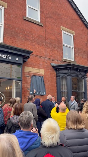 BLUE PLAQUE UNVEILED Heron Publications was delighted to sponsor a Blue Plaque unveiled to mark the birthplace of one of England’s most famous footballers - goalkeeper Gordon Banks. A ceremony took place at the former Arthur Road, off Sheffield’s Abbeydale Road, and those attending included Gordon’s son Rob and daughters Julia and Wendy, together with nephew Nick Banks of the band Pulp. They were joined by the Lord Mayor Coun Safiya Saeed, former Sports Minister Richard Caborn, Tony Currie and m
