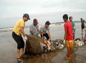 Mumbai: Versova beach clean-up drive enters 86th week | The Times of India