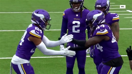 See two Vikings players recreate ‘Parent Trap’ handshake
