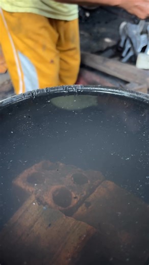 Proses penyepuhan atau pengerasan pada bila alat panen getah pohon karet dengan air dan cara yang unik #fyp #fypシ゚viralシfypシ゚ #fypviralシ #fbreelsfypシ゚viralシ #ForgingProcess #metalworking #blacksmith #pandaibesi | Rizaldi